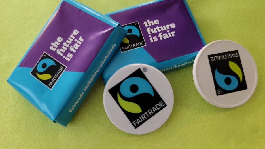 Fairtrade-Schokolade und -Einkaufschips.