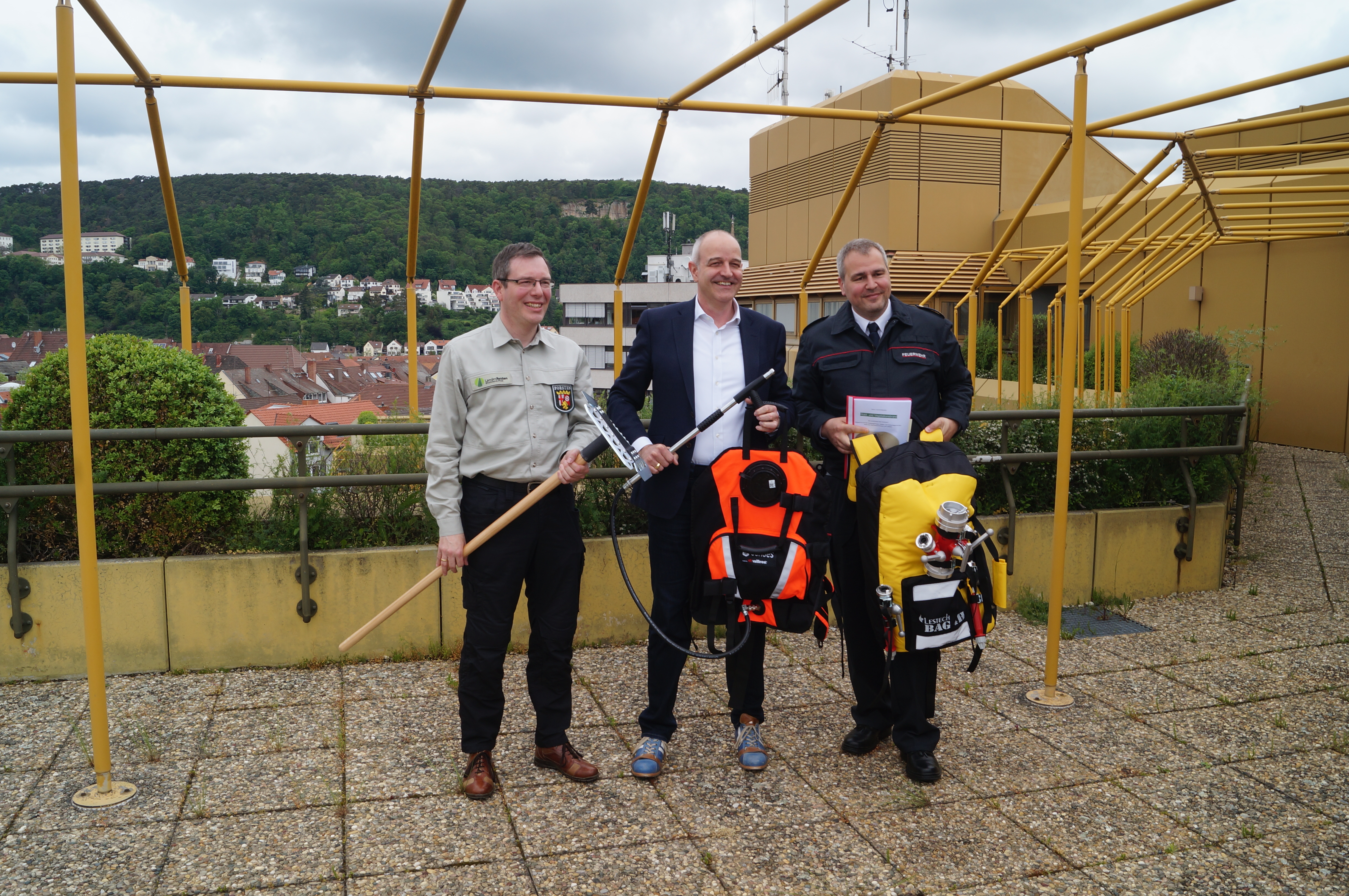 Drei Männer mit Waldbrandschutzausrüstung. 