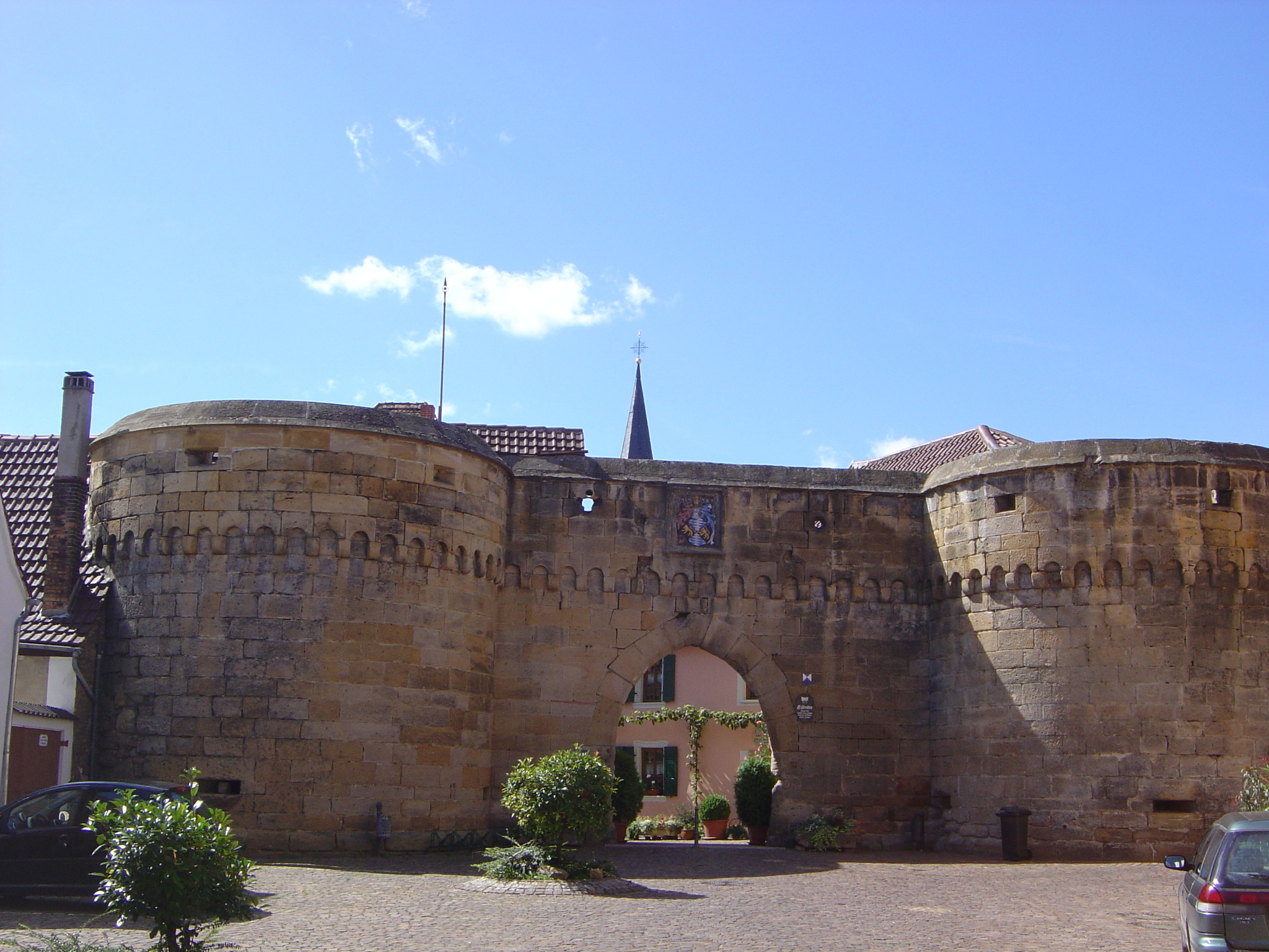 Die Stadtmauer von Freinsheim mit einem offenen Torbogen. 