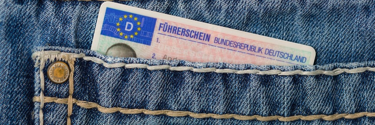 Führerschein steckt in Hosentasche