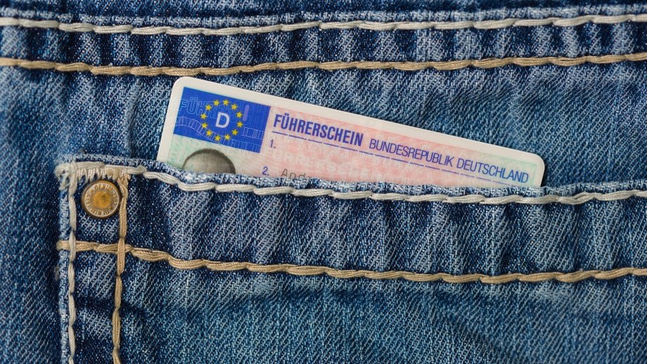 Ein Kartenführerschein schaut aus einer Hosentasche