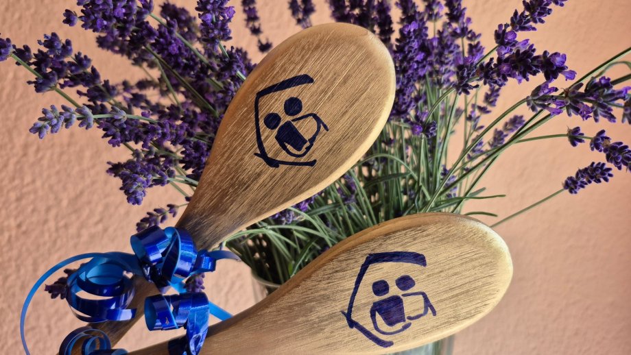 Holzkochlöffel mit Logo vor Lavendelstrauß