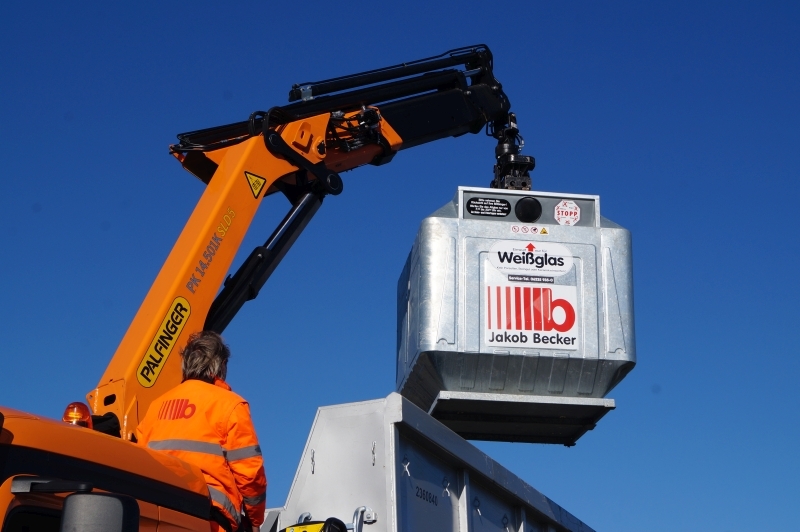 Kran hebt Glascontainer hoch