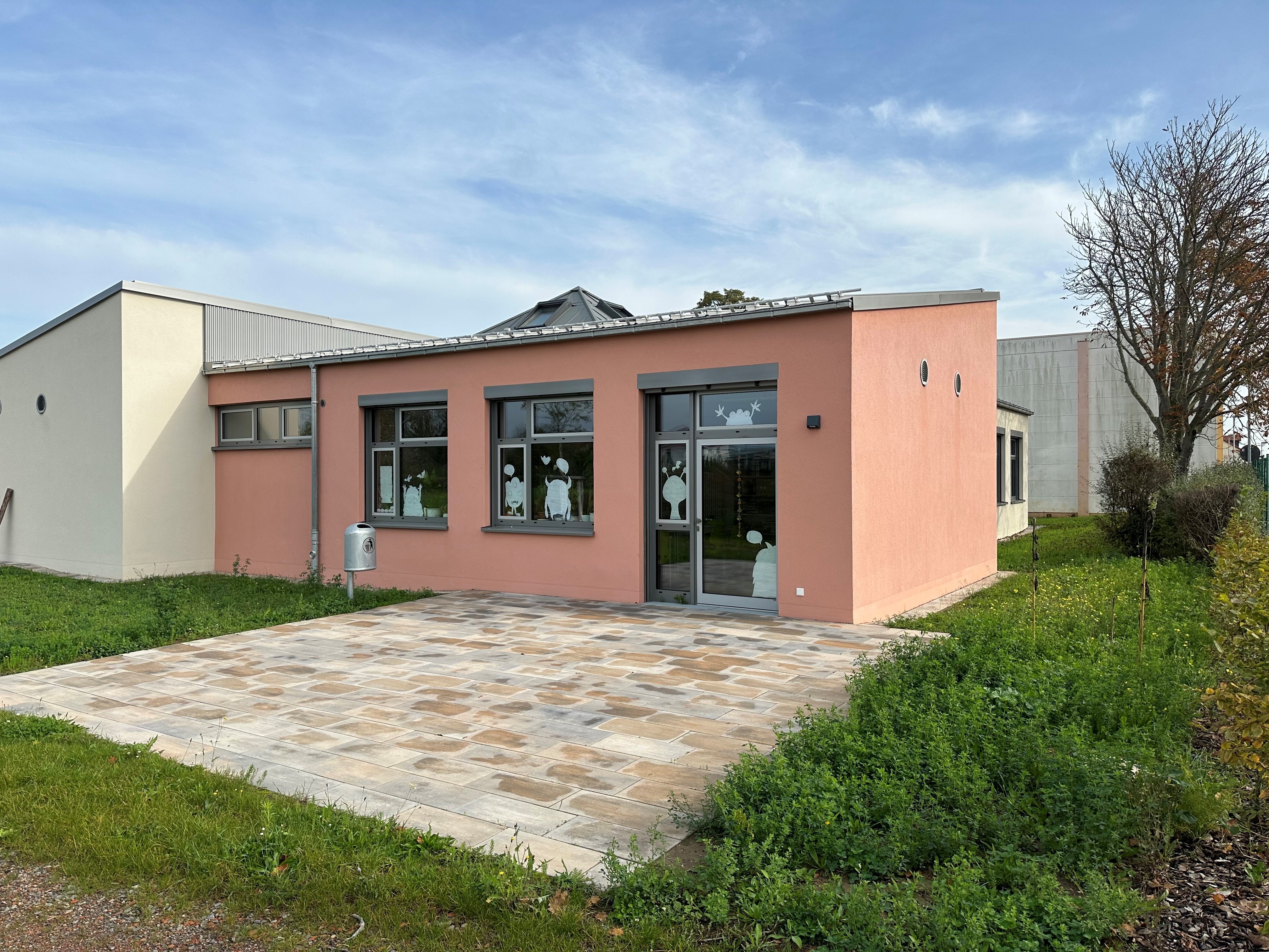 Ein flaches Schulgebäude mit gepflastertem Vorplatz: die Gottlieb-Wenz-Schule in Haßloch.