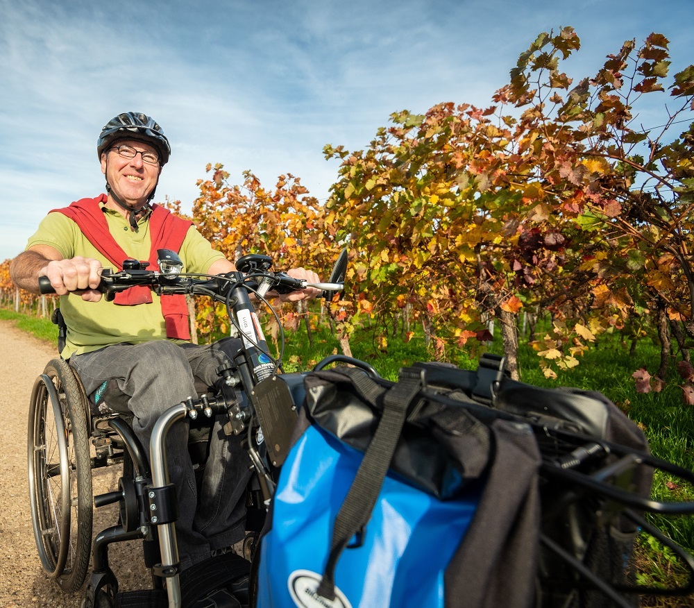 Handbiker in den Weinbergen