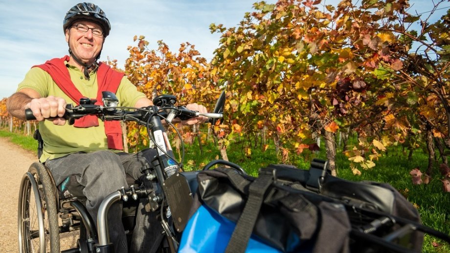 Handbiker in den Weinbergen