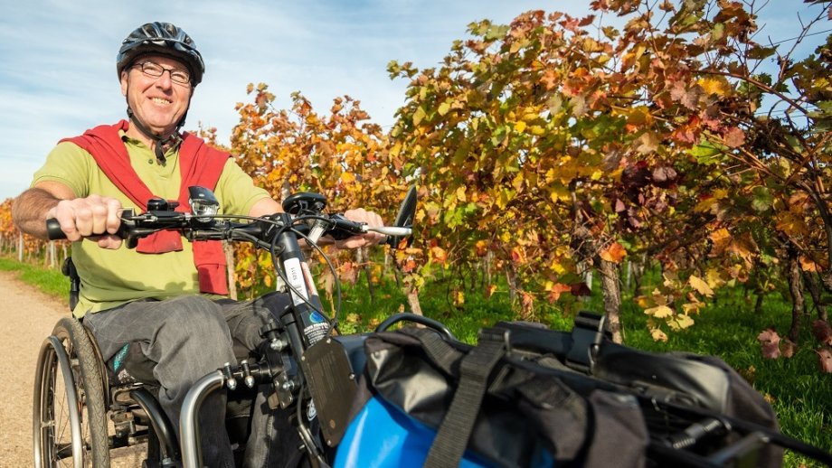 Handbiker in den Weinbergen