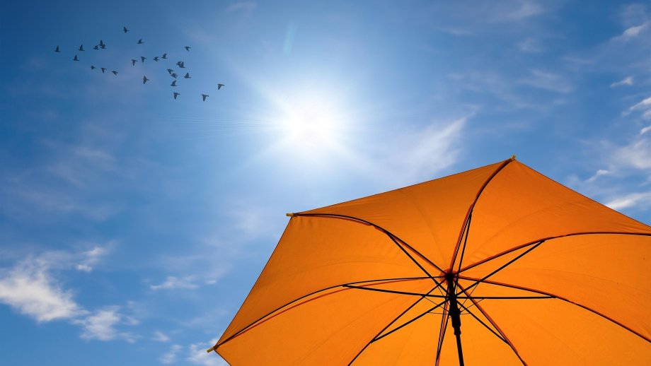 Sonne, blauer Himmel, Sonnenschirm