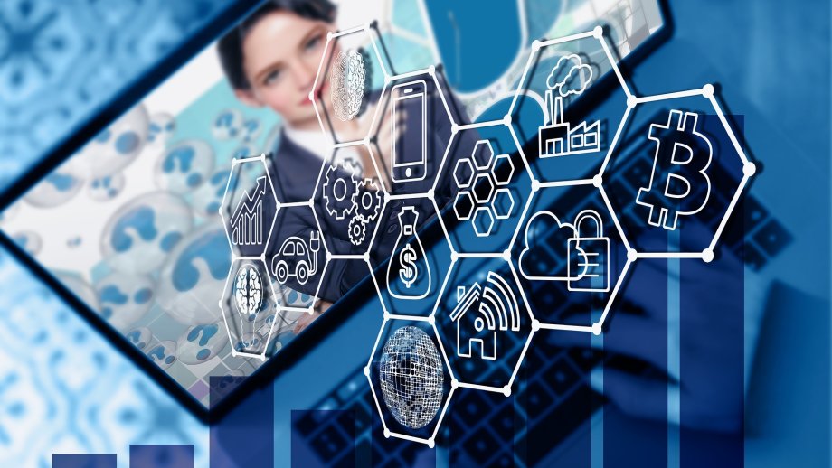 Branchensymbole, dahinter ein Laptopbildschirm der eine Frau zeigt.