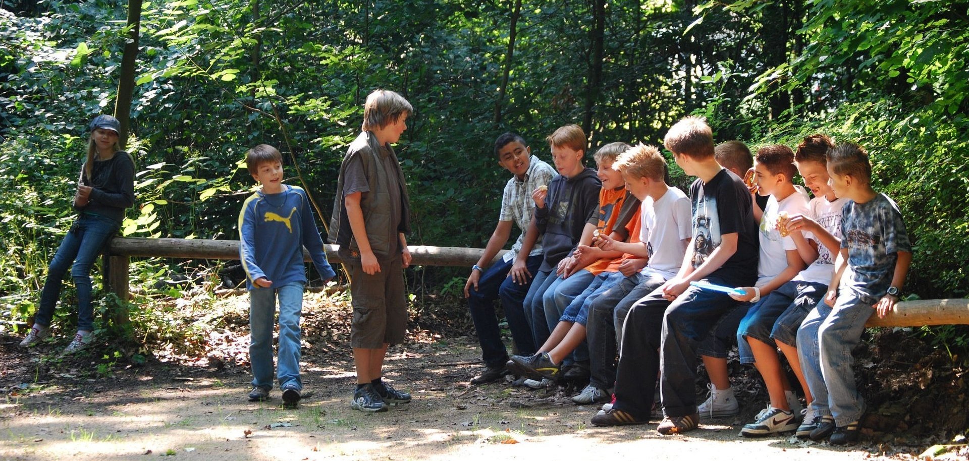 Mehrere Kinder unterhalten sich im Wald