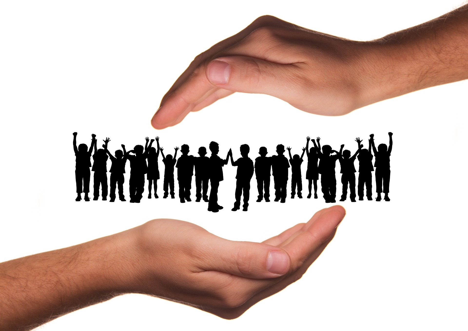 Zwei Hände sind symbolisch schützend von oben und unten um eine Reihe schattenschnittartig dargestellter Kinder gelegt. 