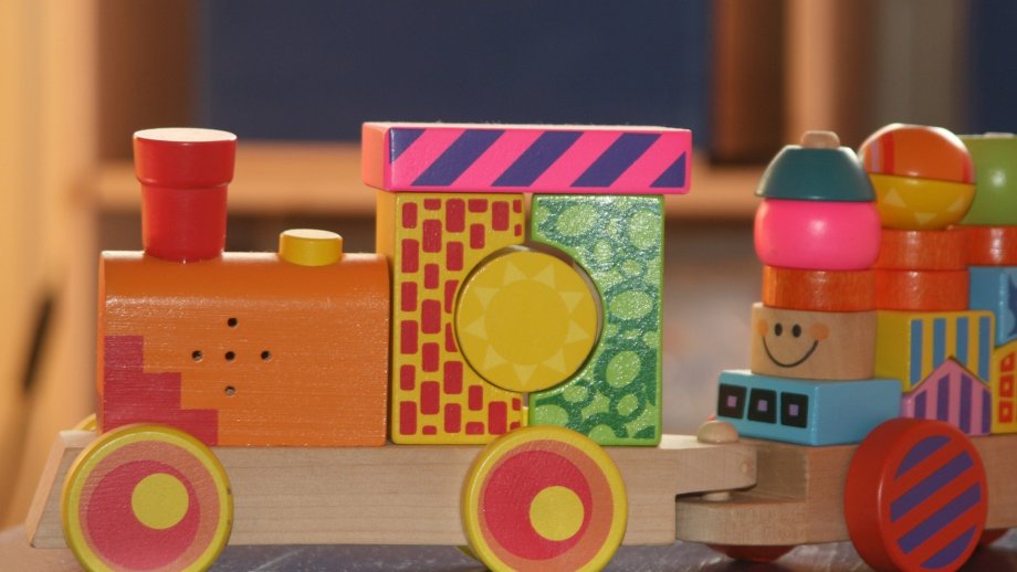 Eine Spielzeugeisenbahn aus Holz.