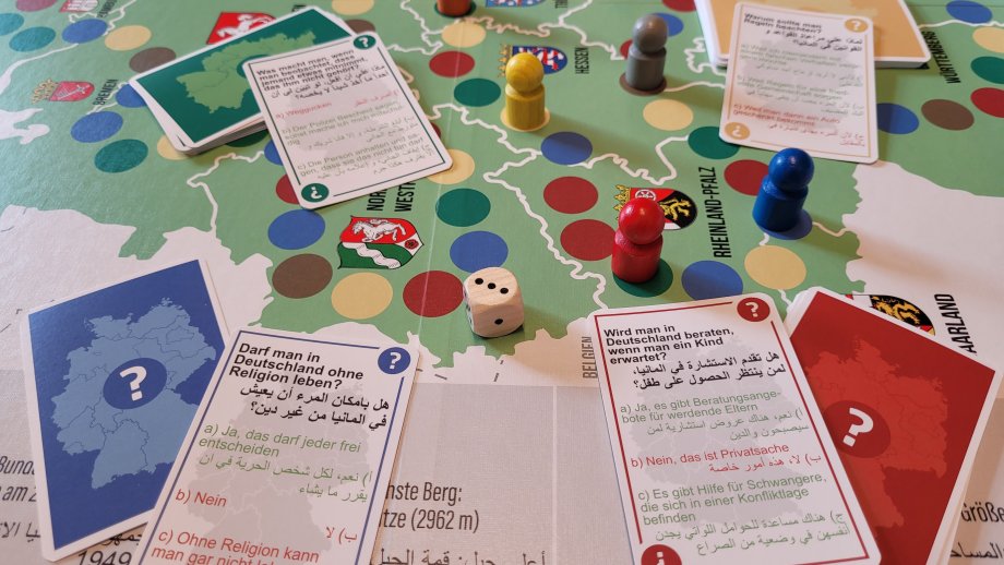 Das Spielmaterial von "Leben in Deutschland" mit Spielplan, Spielfiguren und Karten.