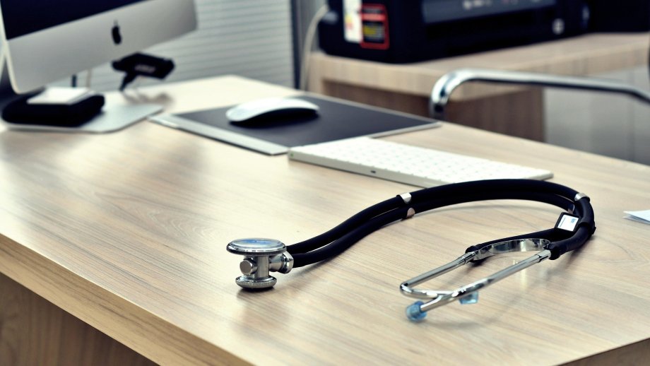 Stethoskop auf Schreibtisch.