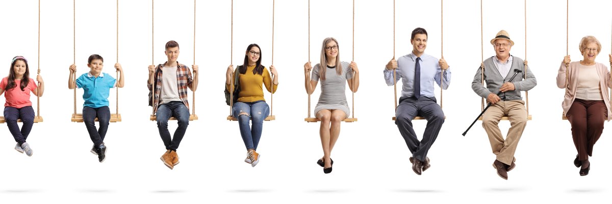 Vier Menschen sitzen nebeneinander auf vier Schaukeln vor weißem Hintergrund.