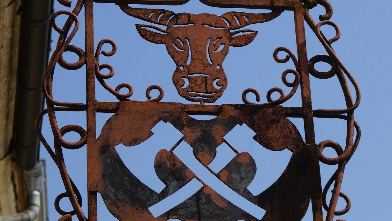 Rostiges Metallschild an einer Metzgerei