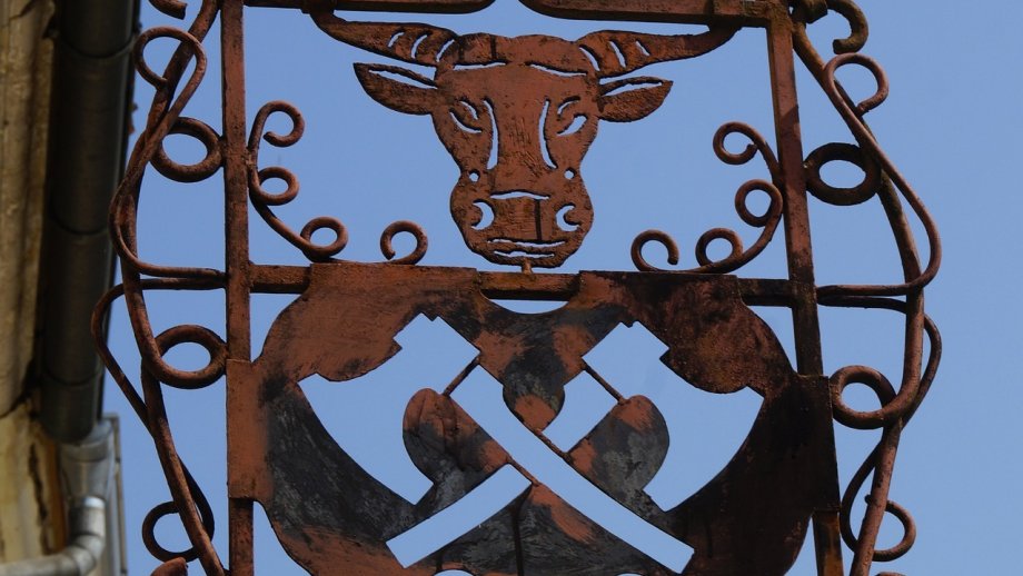 Rostiges Metallschild an einer Metzgerei