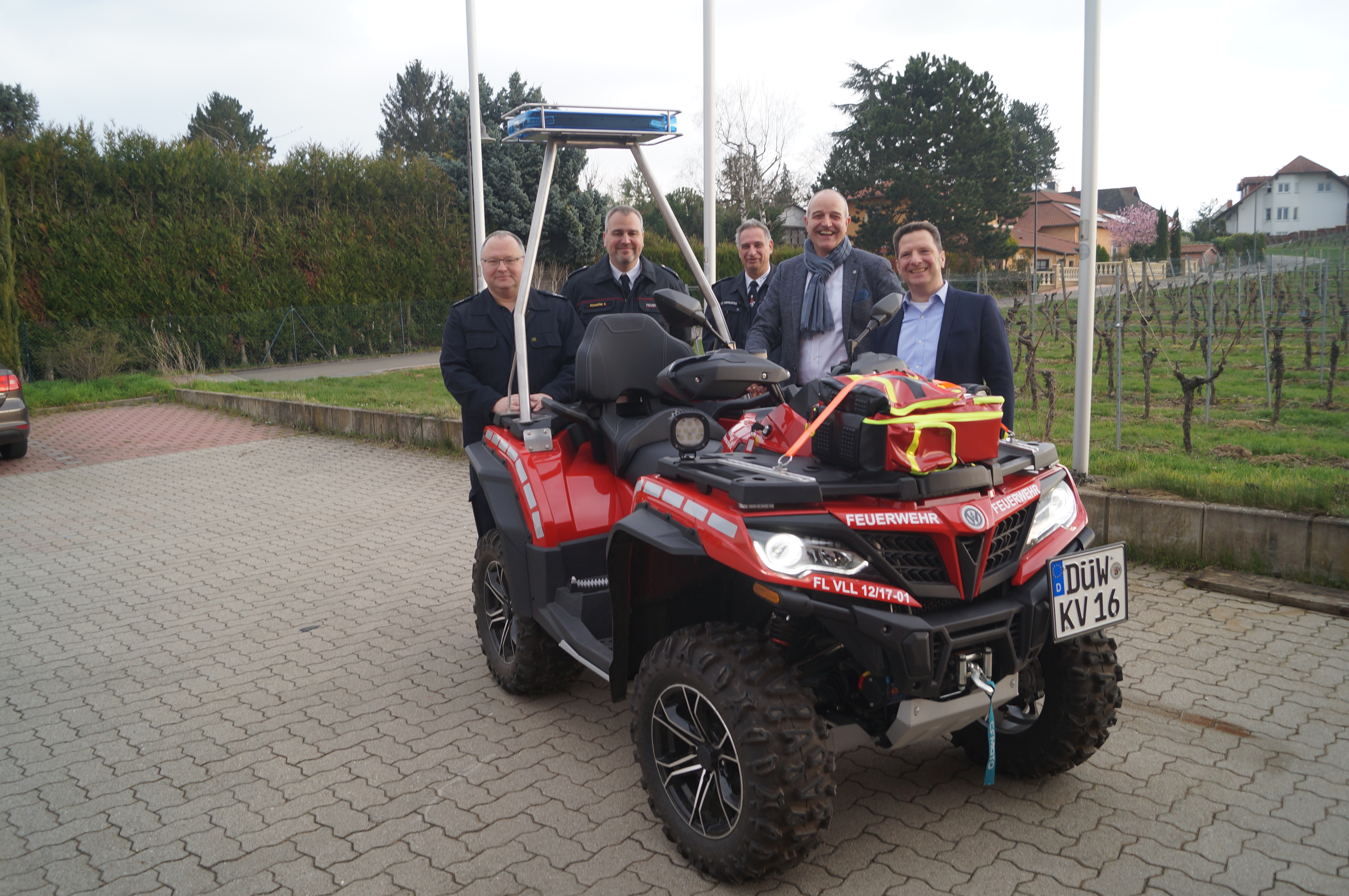 Fünf Männer stehen hinter einem Feuerwehr-Quad.