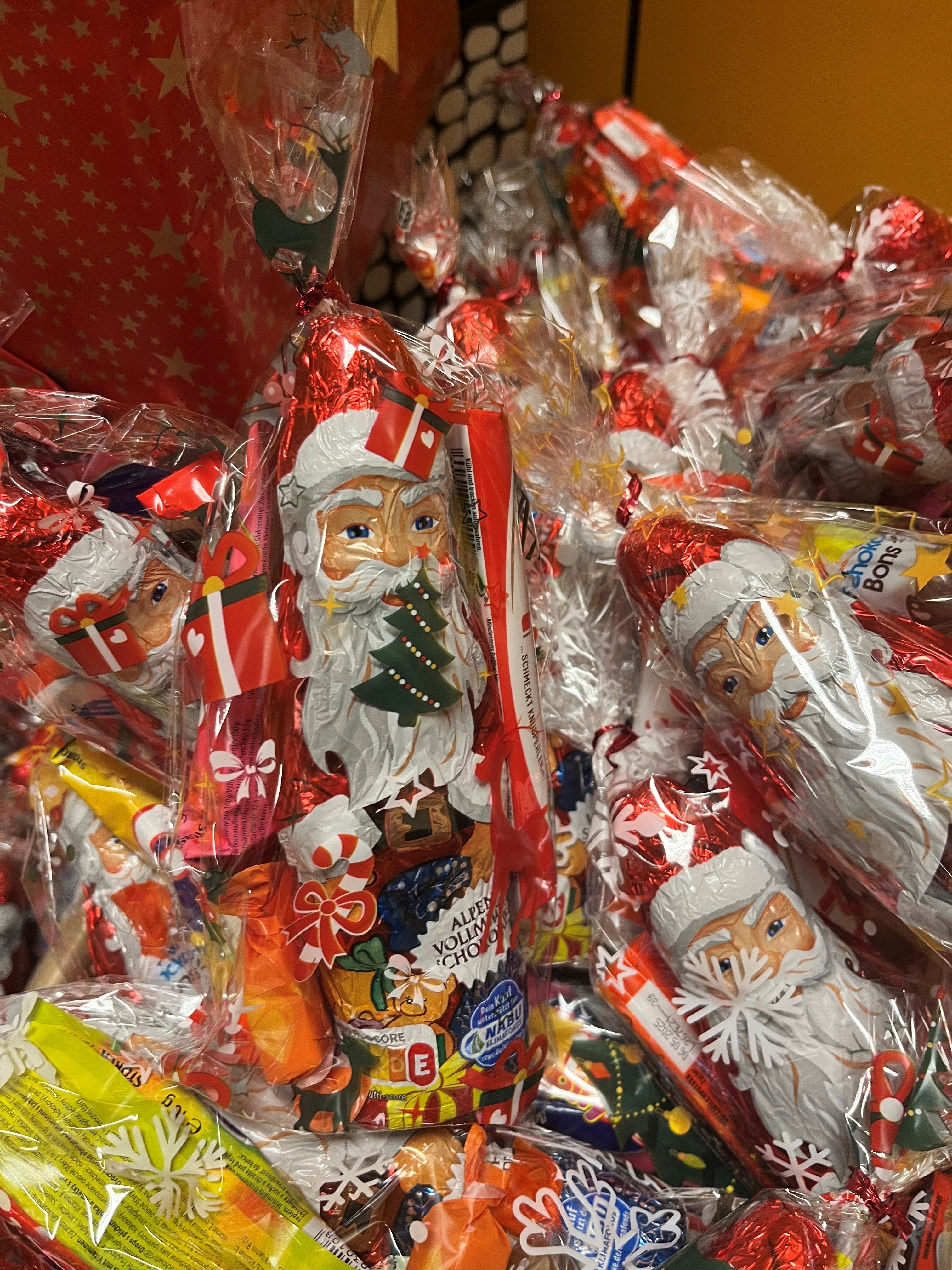 In durchsichtige Tüten gepackte Schokoladen-Nikoläuse.