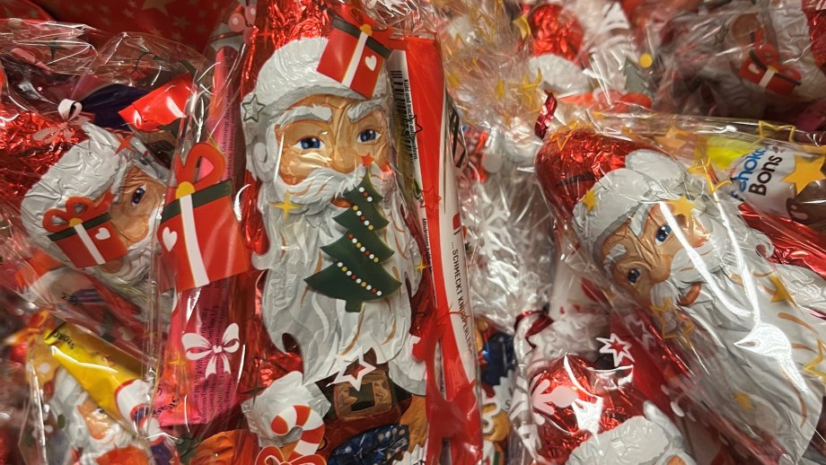 In durchsichtige Tüten gepackte Schokoladen-Nikoläuse.