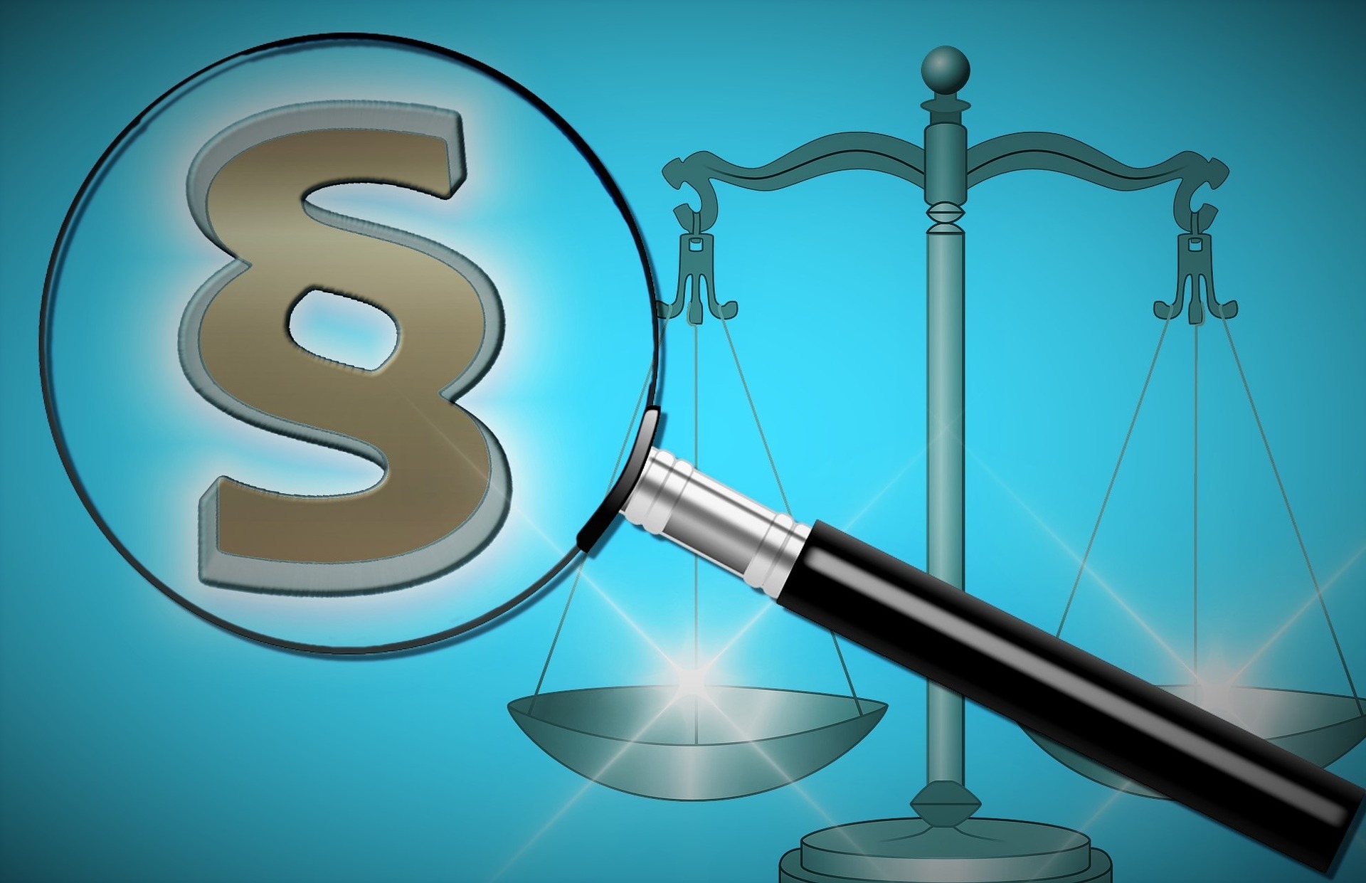 Eine Lupe vergrößert ein Paragraphen-Zeichen, dahinter ist eine Waage mit zwei glänzenden Schalen zu sehen. 