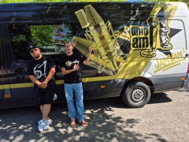 Zwei Rapper vor einem Van.