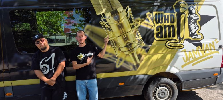 Zwei Rapper vor einem Van.