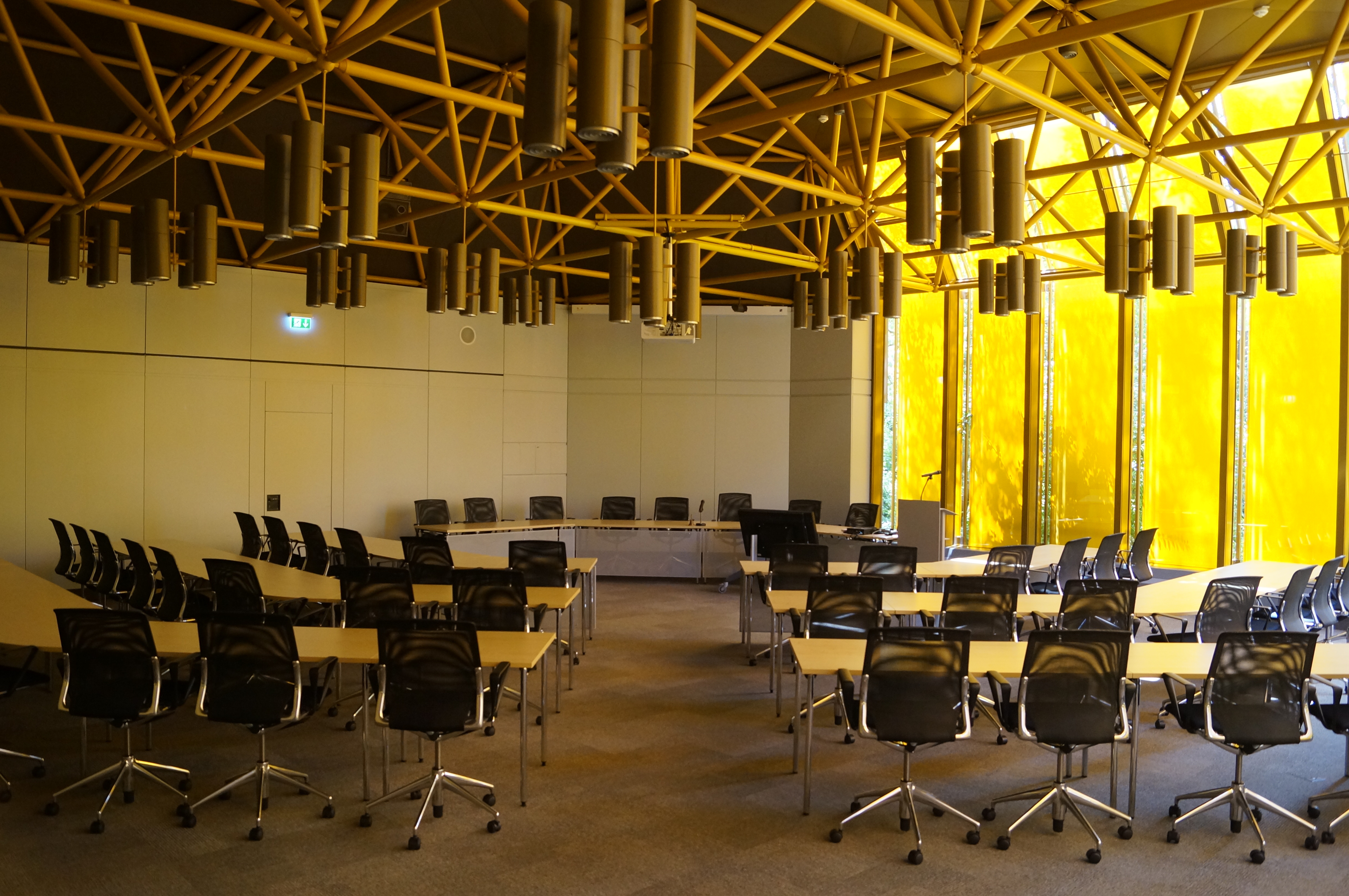 Bild des leeren Ratssaals Kreis Bad Dürkheim