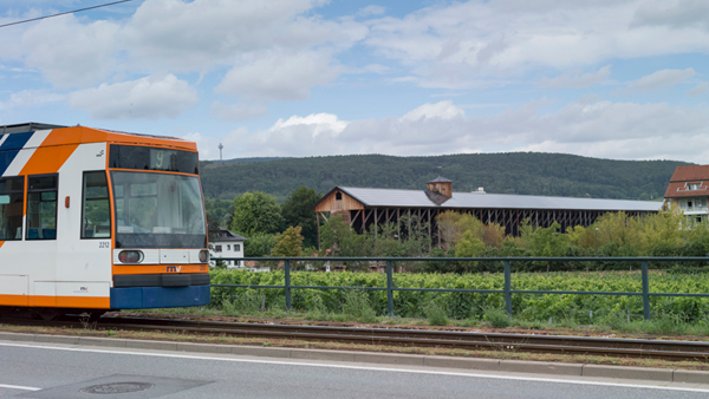 Rhein-Haardtbahn Linie 9 in Bad Dürkheim mit Saline im Hintergrund