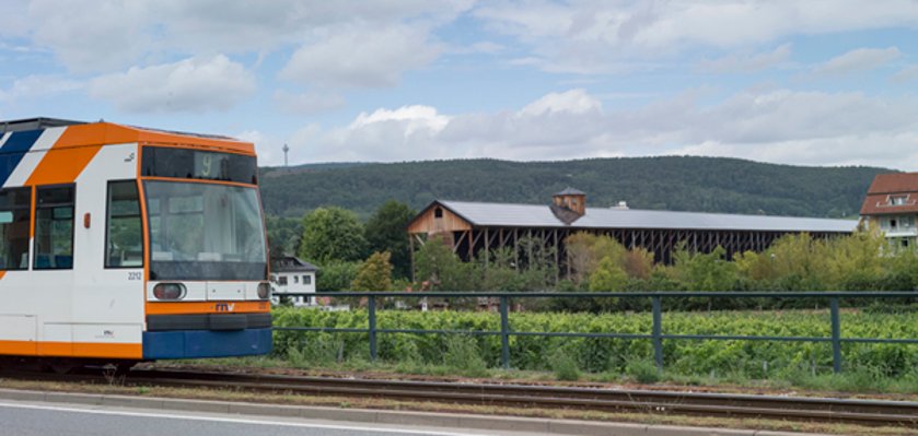Rhein-Haardtbahn Linie 9 in Bad Dürkheim mit Saline im Hintergrund