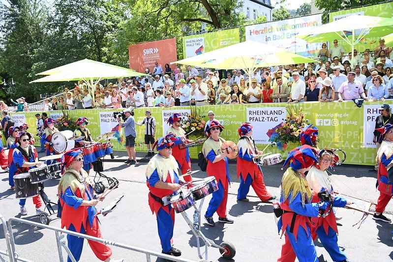 Eine Musikgruppe im bunten Kostüm bei der Parade des Rheinland-Pfalz-Tags