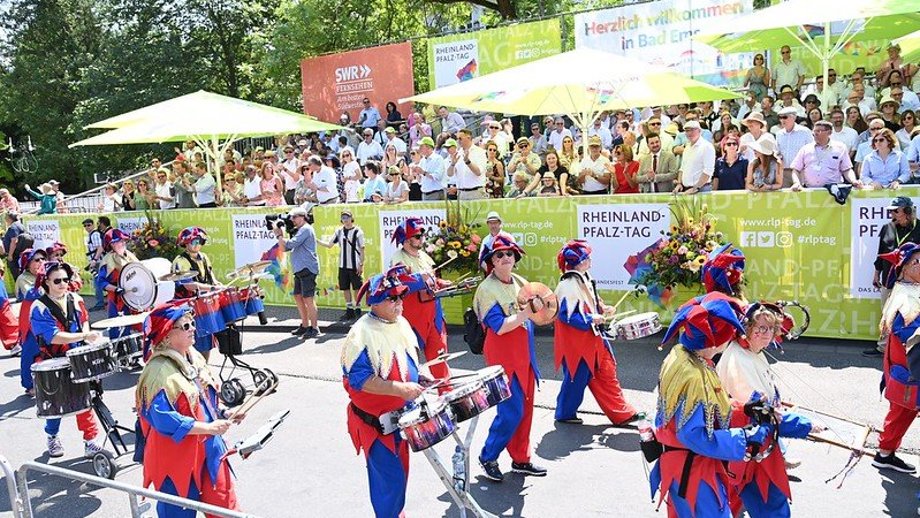 Eine Musikgruppe im bunten Kostüm bei der Parade des Rheinland-Pfalz-Tags