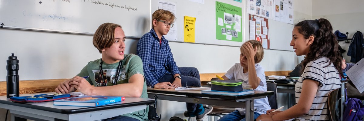 Inklusion und Schule Kinder, teilweise mit Rollstuhl, sitzen im Klassenzimmer