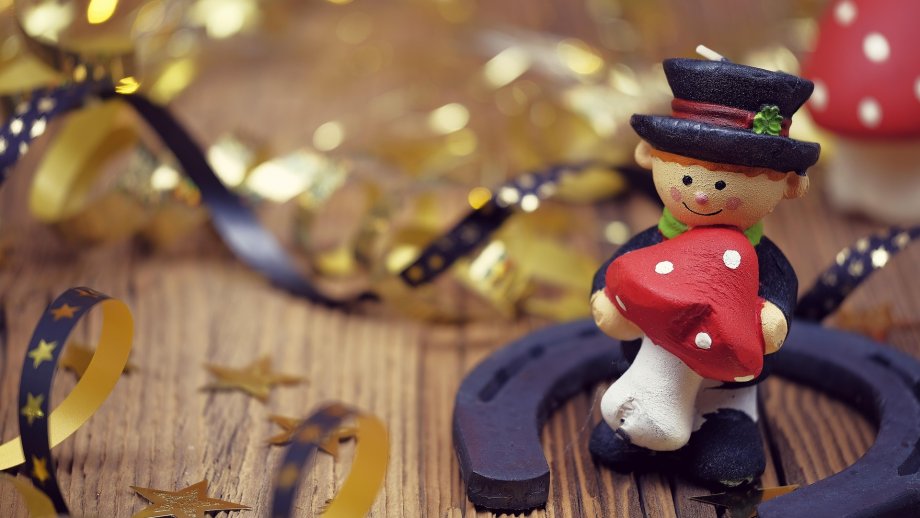 Figur von Schornsteinfeger mit Glückspilz, Hufeisen, Luftschlangen, Silvester, Neujahr