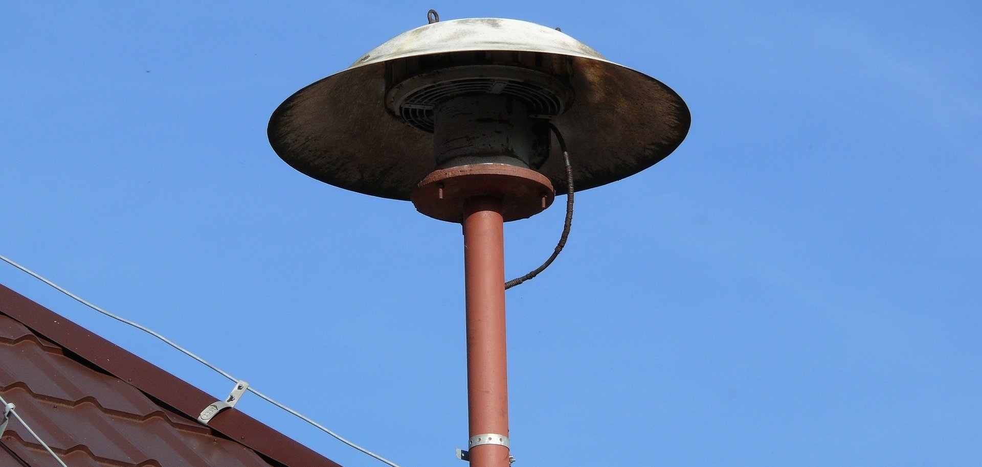 Eine Sirene auf einem Dach. 