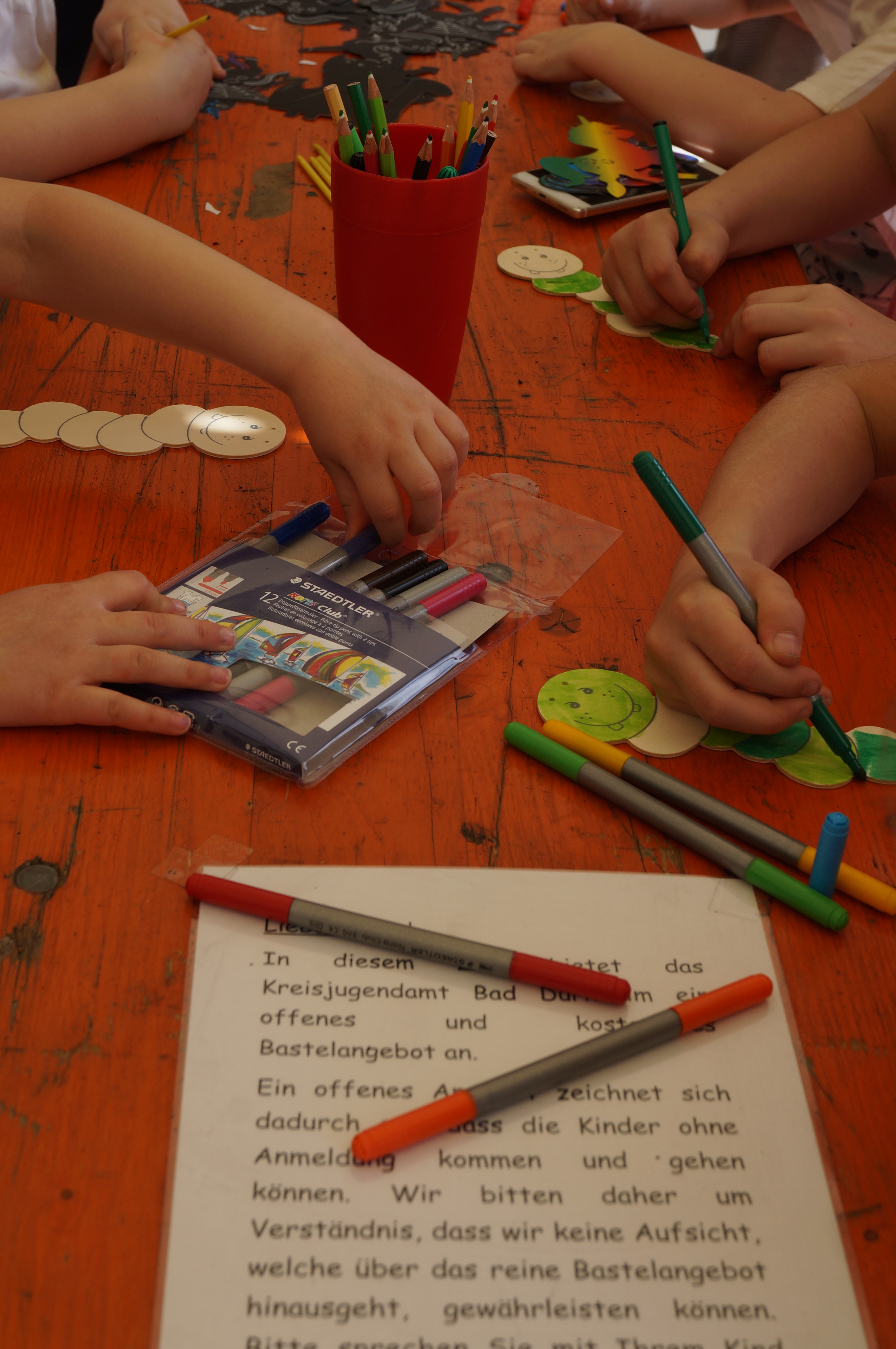 Kinderhände greifen nach Stiften