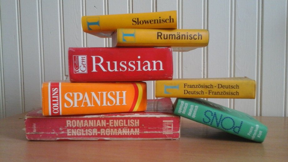 Stapel mit Wörterbüchern