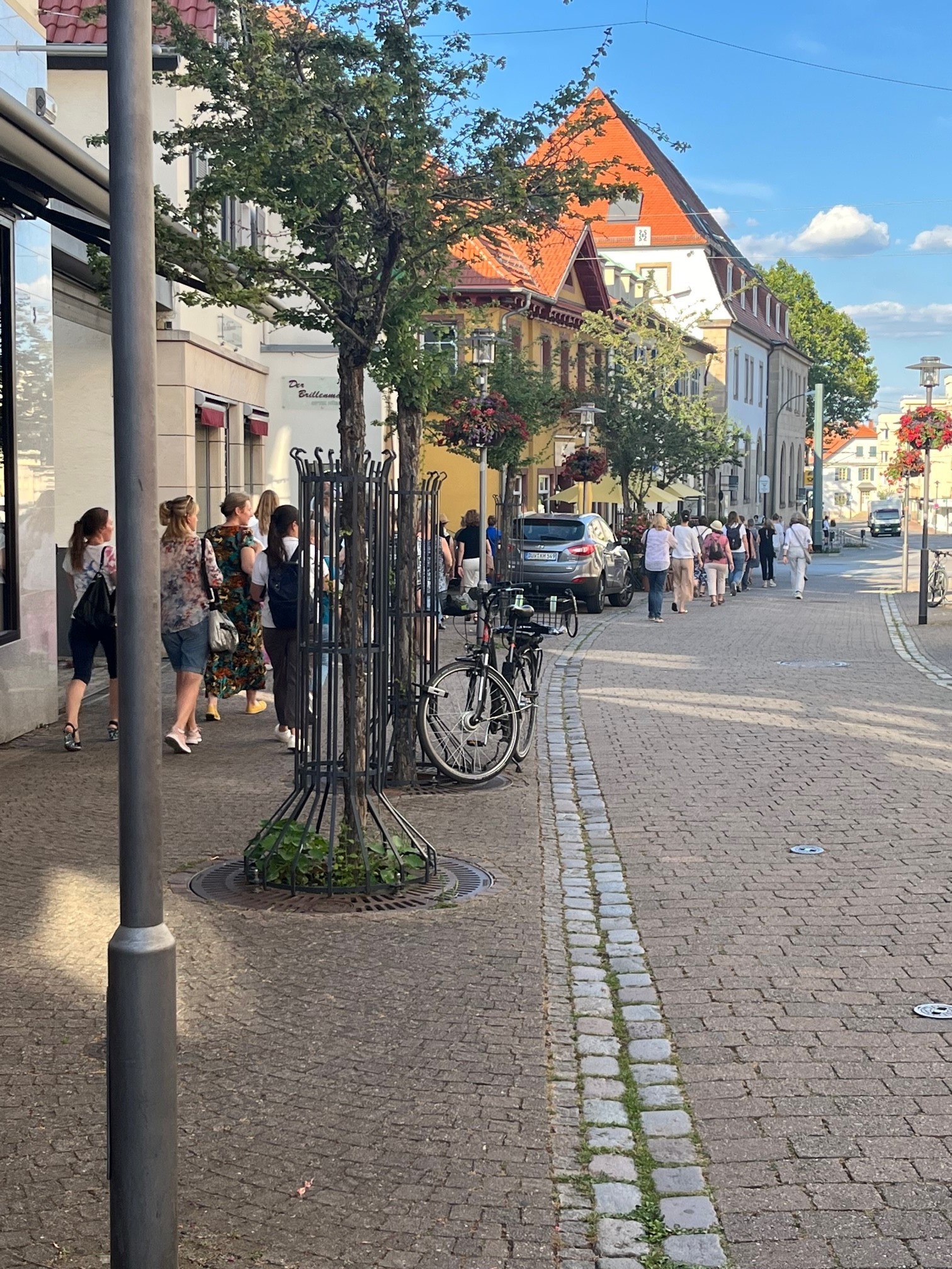 Eine Gruppe Menschen läuft eine Straße entlang.