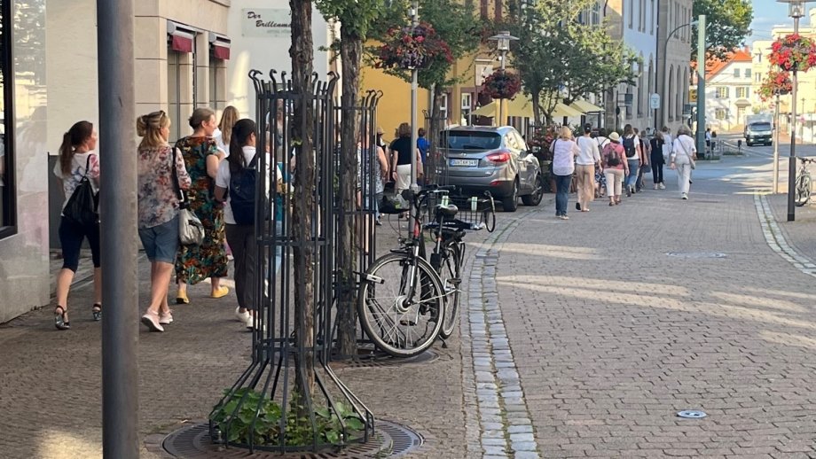 Eine Gruppe Menschen läuft eine Straße entlang.