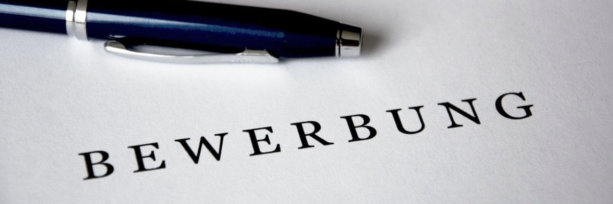 Kugelschreiber liegt auf einem Blatt, auf dem Bewerbung steht