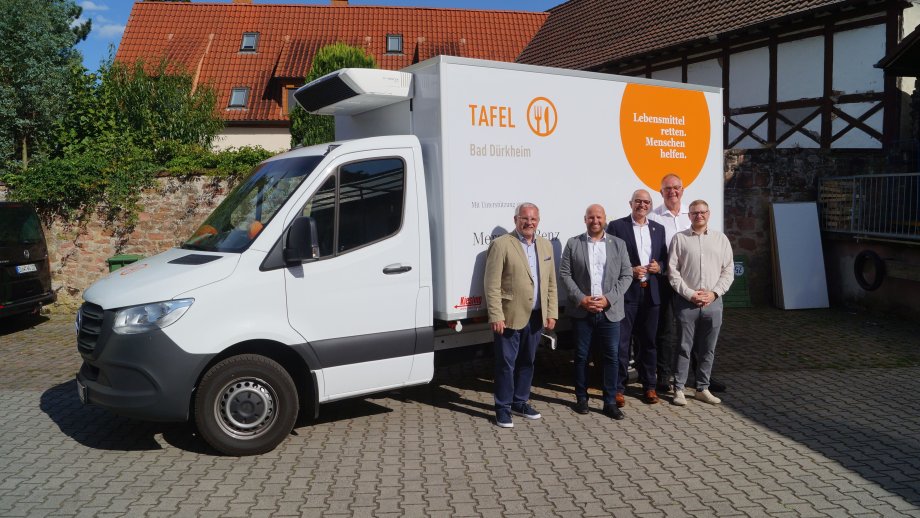 Fünf Männer stehen vor einem weißen Kleinbus mit der Aufschrift "Tafel Bad Dürkheim".