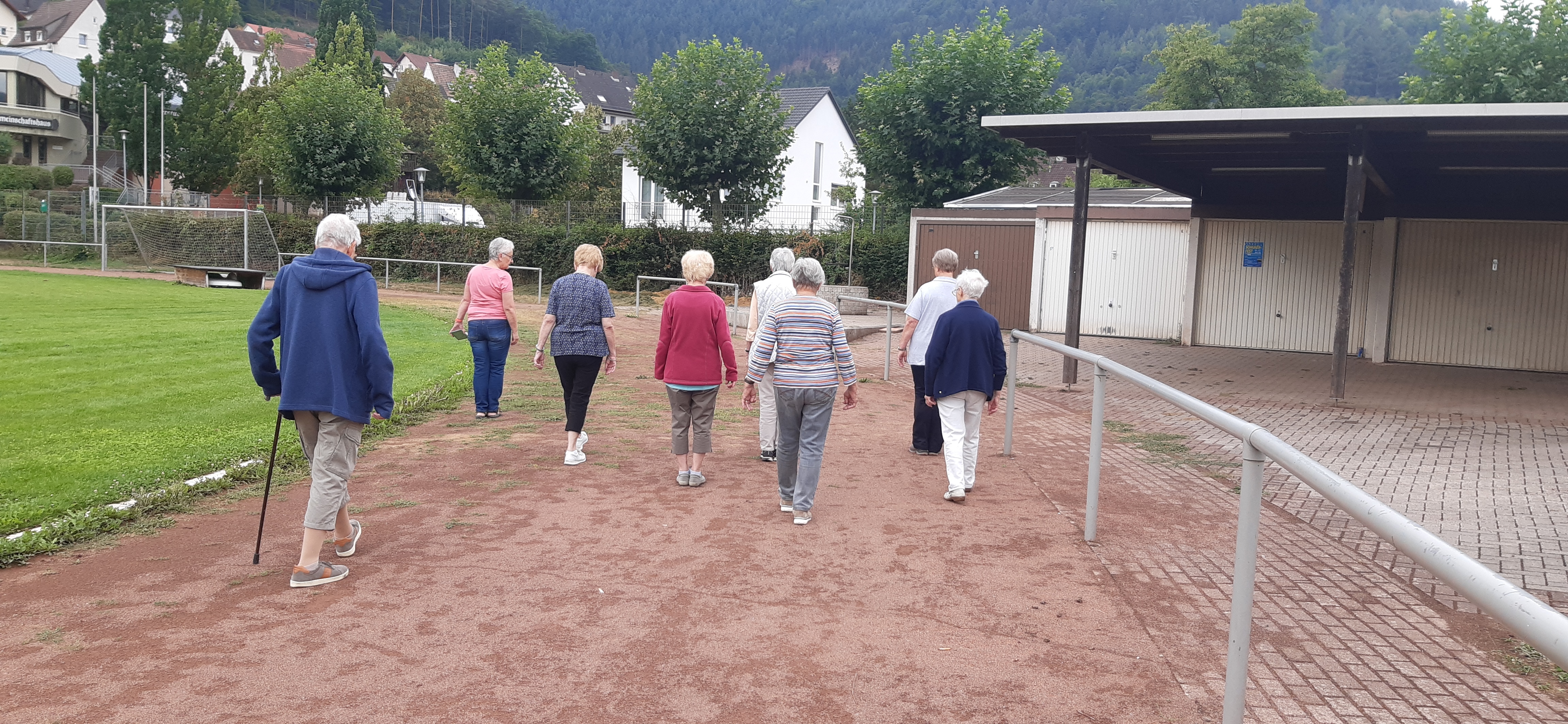 Ältere Damen auf dem Sportplatz