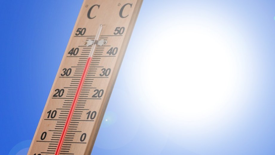 Ein Thermometer zeigt eine Temperatur von mehr als 30 Grad an. Im Hintergrund ist blauer Himmel.