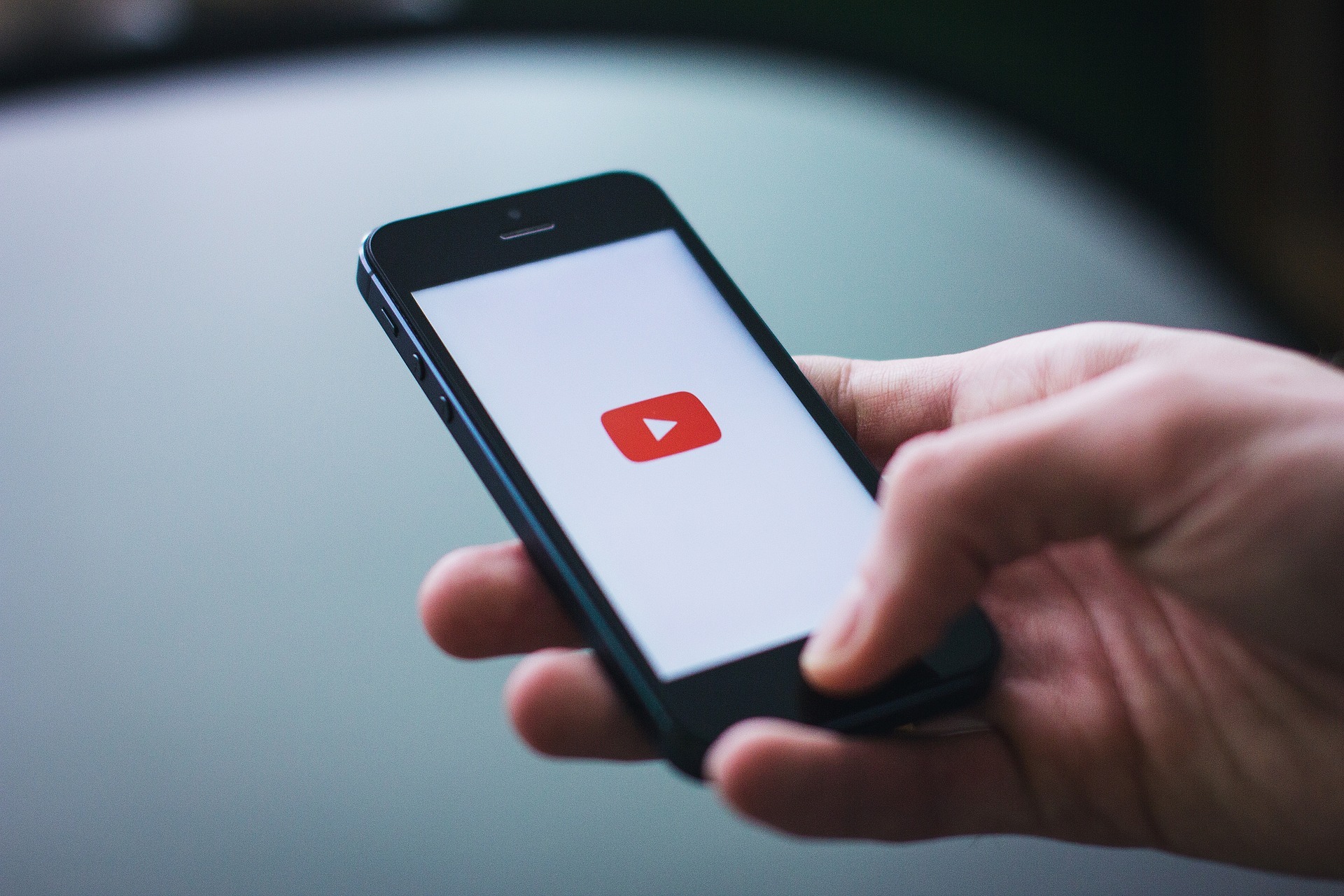 Smartphone mit Youtube-Logo