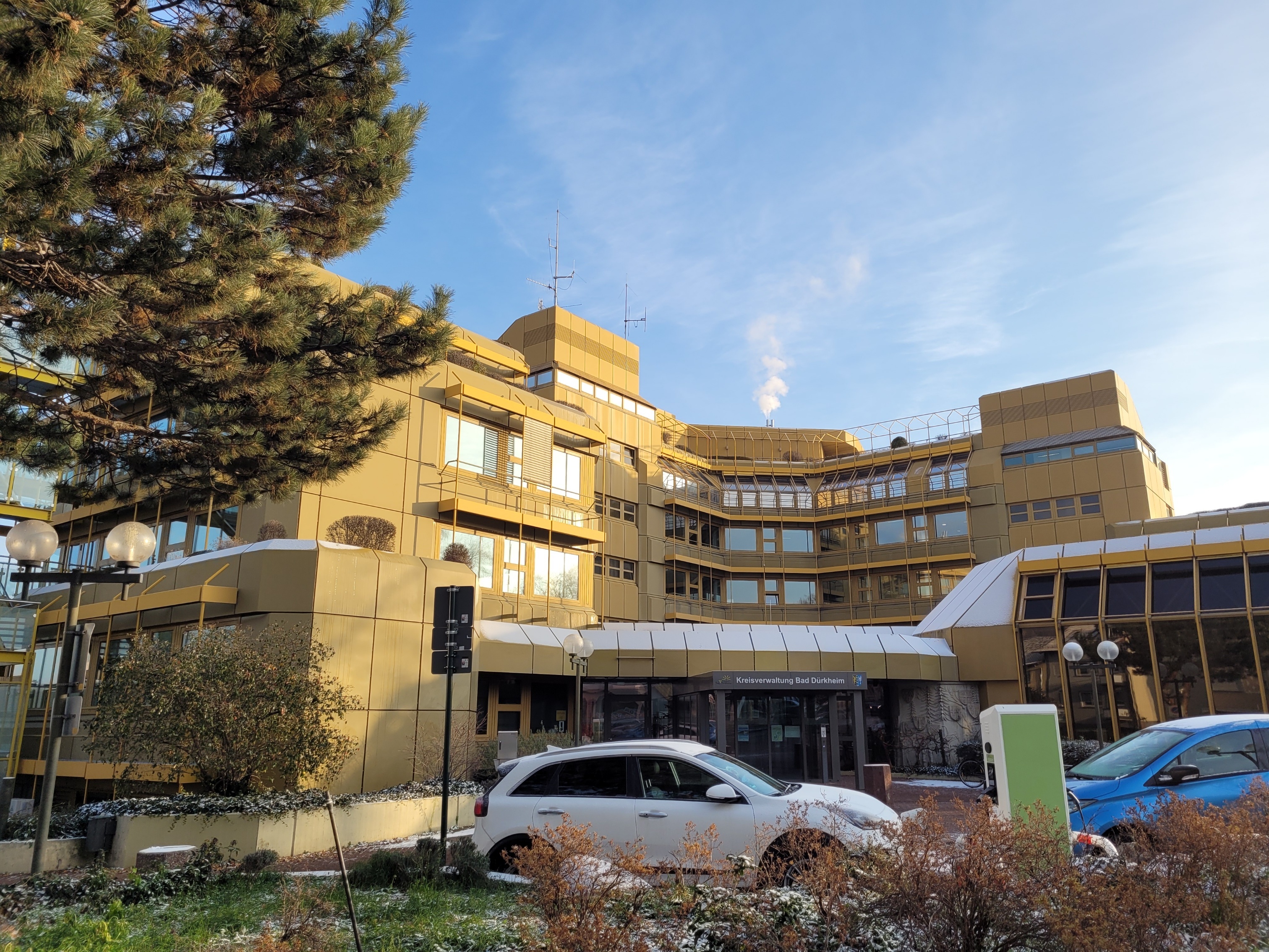 Eingangsbereich der Kreisverwaltung Bad Dürkheim. 