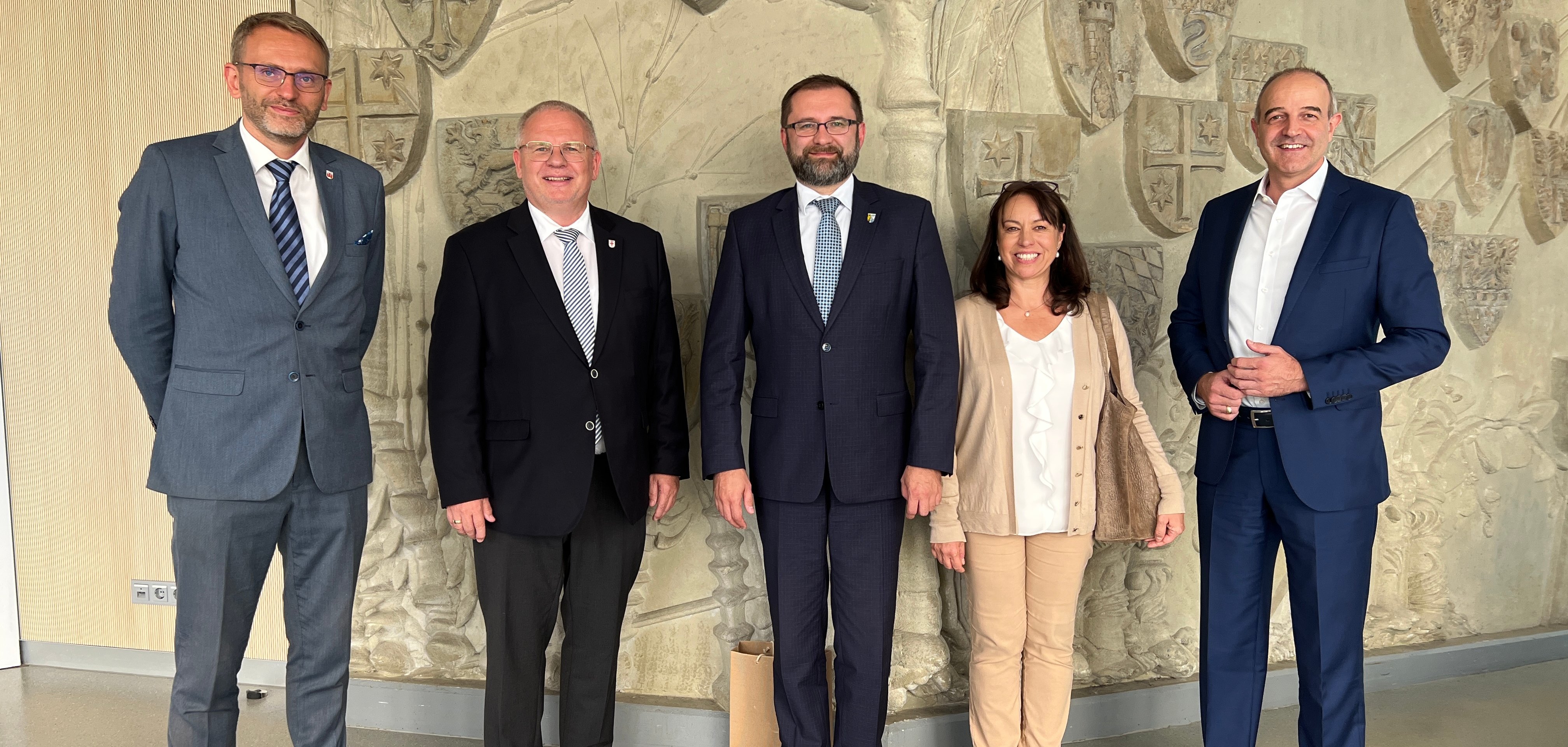 Von links: Dariusz Morawiec (Vertreter Stadt Kluczbork), Landrat Hans-Ulrich Ihlenfeld, Landrat Miroslav Birecki, Dolmetscherin Jolanta Hayes, Kreisbeigeordneter Sven Hoffmann.