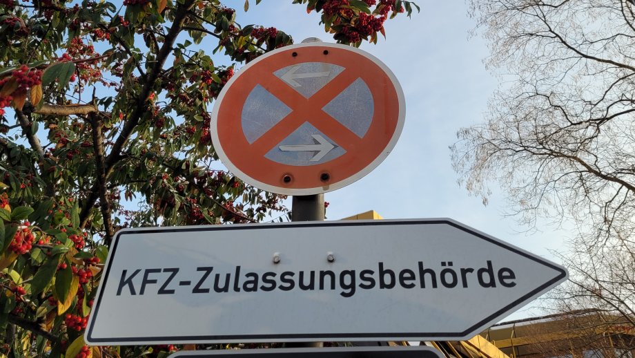 Schild mit der Aufschrift "Kfz-Zulassungsbehörde". 