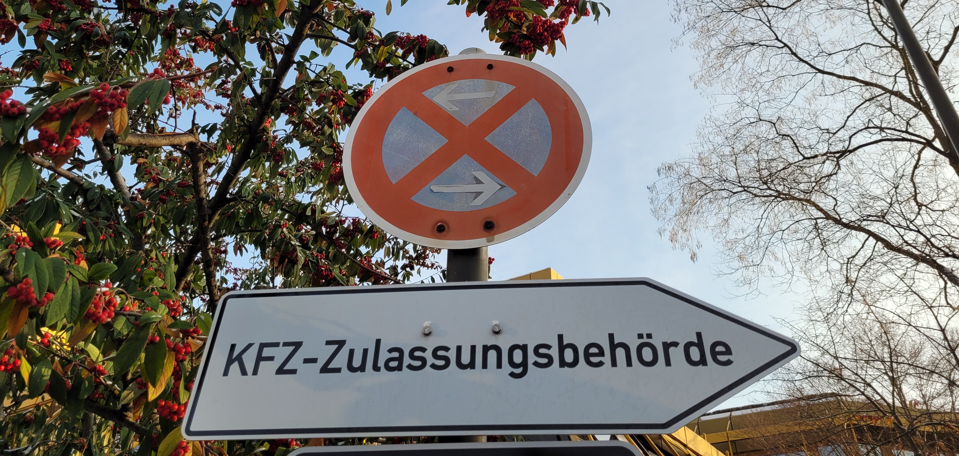 Schild mit der Aufschrift "Kfz-Zulassungsbehörde". 