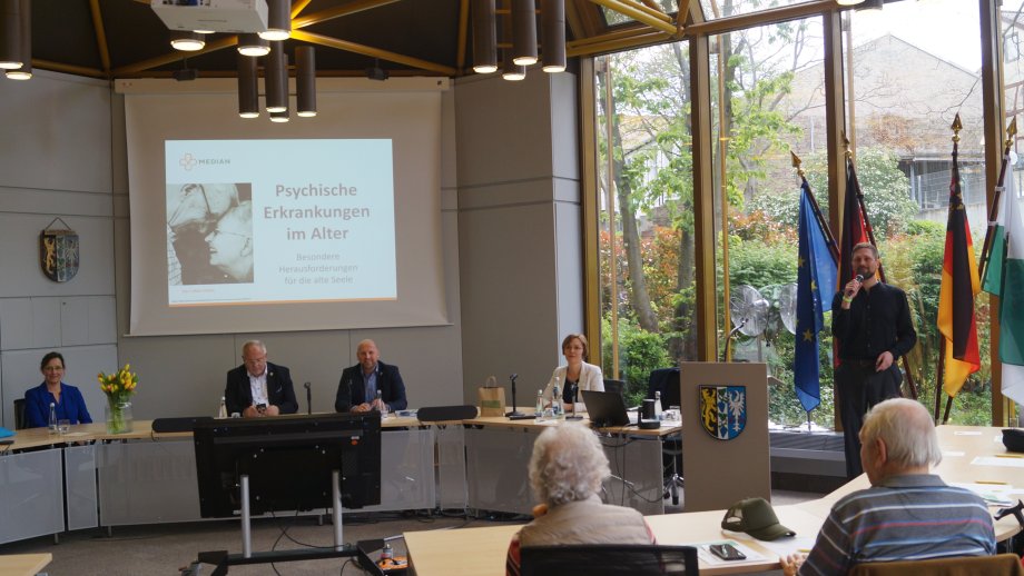 Blick in einen Saal bei einem Vortrag.