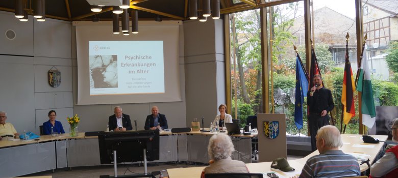 Blick in einen Saal bei einem Vortrag.